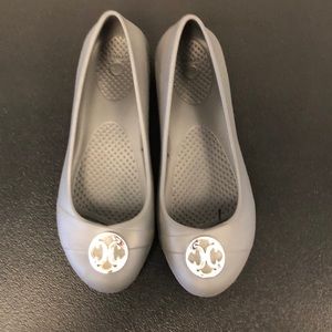 Crocs Womens Ballet Flat Sz 6W Gianna Disc Silver